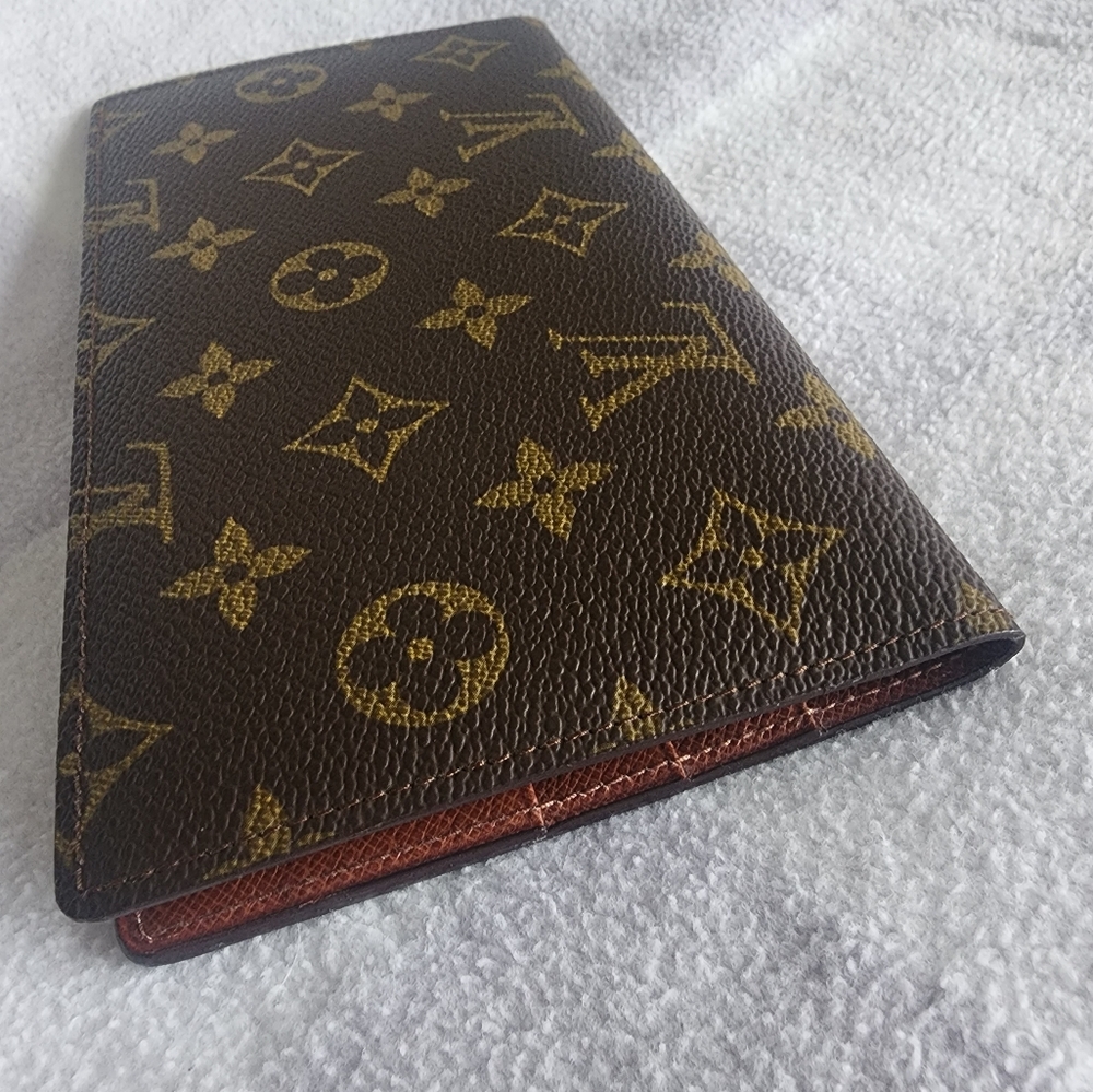 Authentic Louis Vuitton Monogram bi fold wallet - Picture 2 of 12